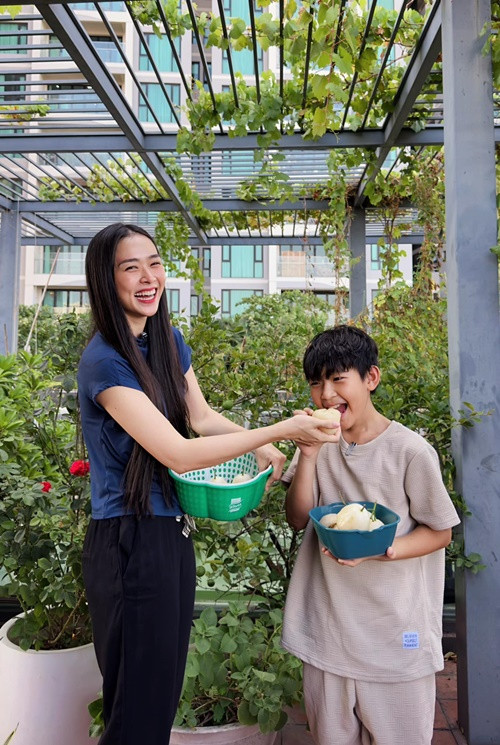 Diệp Bảo Ngọc làm mẹ đơn thân đồng thời giữ mối quan hệ tốt đẹp với Thành Đạt. Ngoài ra, người đẹp vẫn coi bố mẹ chồng cũ là người thân. Ảnh: FB Diệp Bảo Ngọc.