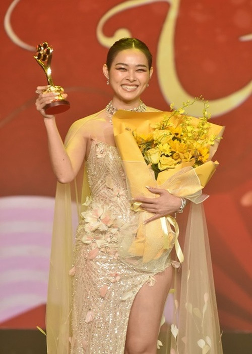 Trong lễ trao giải Mai Vàng 2023, Diệp Bảo Ngọc được xướng tên ở hạng mục Nữ diễn viên điện ảnh - truyền hình được yêu thích nhất nhờ vai nữ chính trong phim điện ảnh Lật mặt 6: Tấm vé định mệnh của Lý Hải. Ảnh: Tiền Phong.