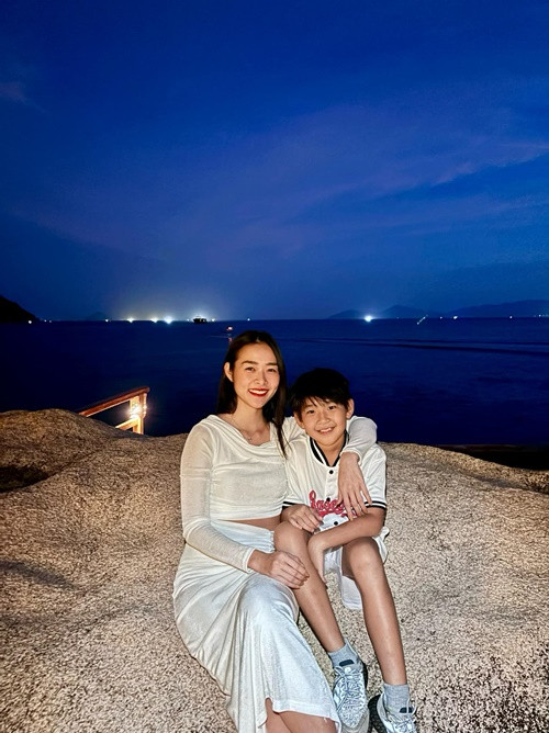 Diệp Bảo Ngọc và bạn trai đều không thích kết hôn. Bé Kid - con trai riêng của Diệp Bảo Ngọc dành tình cảm tốt đẹp cho bạn trai của mẹ. Ảnh: FB Diệp Bảo Ngọc.