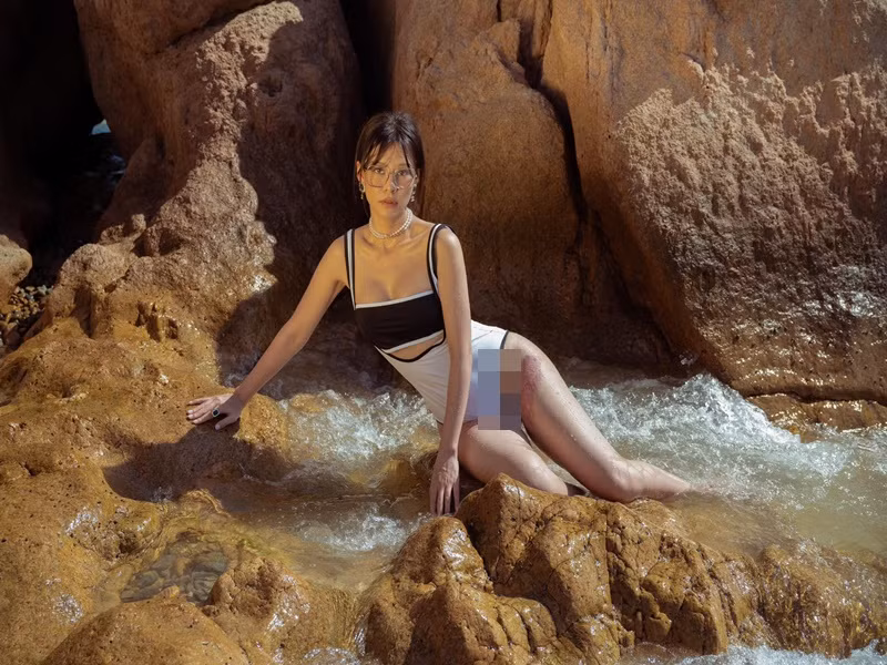 Cô sở hữu vòng một căng đầy, eo thon gọn cùng vòng ba nảy nở.