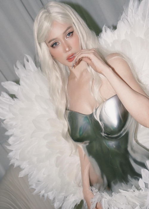 Để giữ vóc dáng nuột nà, Sĩ Thanh tập luyện chăm chỉ nhiều môn thể thao từ yoga, gym đến múa cột, pickleball.