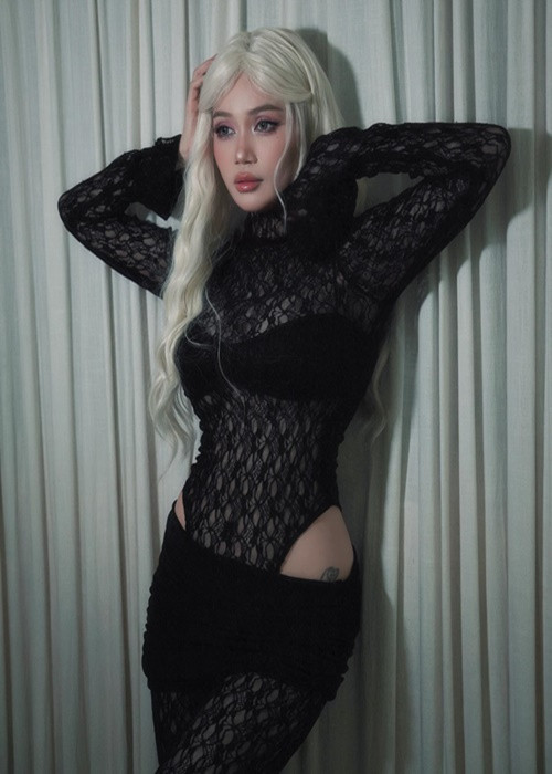 Trong bộ ảnh mới, nữ diễn viên Sĩ Thanh lựa chọn thiết kế bodysuit ôm sát cơ thể, khoét hông cao, chất liệu ren xuyên thấu.