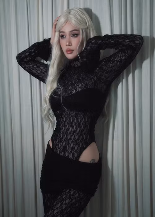 Trong bộ ảnh mới, nữ diễn viên Sĩ Thanh lựa chọn thiết kế bodysuit ôm sát cơ thể, khoét hông cao, chất liệu ren xuyên thấu.