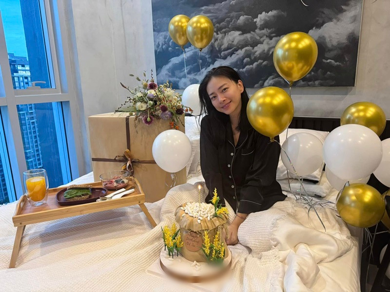 Huy Trần tổ chức sinh nhật bất ngờ cho Ngô Thanh Vân vào sáng sớm ngày 26/2. "6h sáng ông bật nhạc rồi mặc đồ làm Phan Đinh Huy nhảy chấn động tôi còn say ngủ. Đăng hình dễ thương để thấy tấm lòng của bạn ấy trước rồi clip hài hước sau. Cảm ơn vũ trụ đã, đang và sắp cho con những điều tuyệt vời trong cuộc sống này. Con vô cùng biết ơn và trân trọng", Ngô Thanh Vân cho biết.