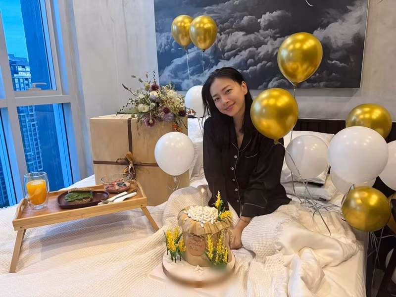 Huy Trần tổ chức sinh nhật bất ngờ cho Ngô Thanh Vân vào sáng sớm ngày 26/2. "6h sáng ông bật nhạc rồi mặc đồ làm Phan Đinh Huy nhảy chấn động tôi còn say ngủ. Đăng hình dễ thương để thấy tấm lòng của bạn ấy trước rồi clip hài hước sau. Cảm ơn vũ trụ đã, đang và sắp cho con những điều tuyệt vời trong cuộc sống này. Con vô cùng biết ơn và trân trọng", Ngô Thanh Vân cho biết.