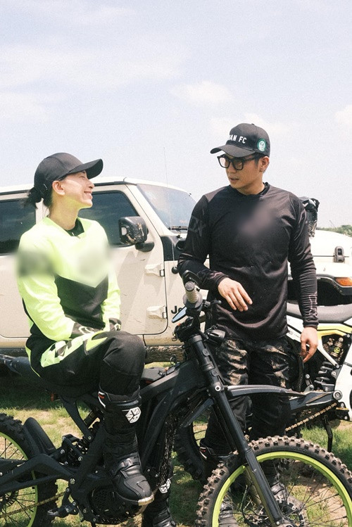 Huy Trần và vợ hơn tuổi đều thích lái mô tô.