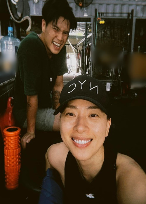 Huy Trần ngày càng chiều chuộng Ngô Thanh Vân. Anh vừa tập luyện vừa làm huấn luyện viên cho vợ.