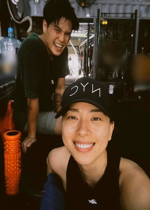 Huy Trần ngày càng chiều chuộng Ngô Thanh Vân. Anh vừa tập luyện vừa làm huấn luyện viên cho vợ.