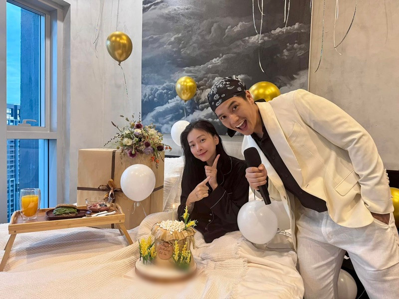 Huy Trần hát mừng sinh nhật, tặng bánh, bữa ăn sáng cho vợ.