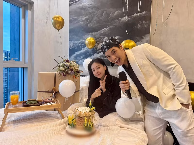 Huy Trần hát mừng sinh nhật, tặng bánh, bữa ăn sáng cho vợ.