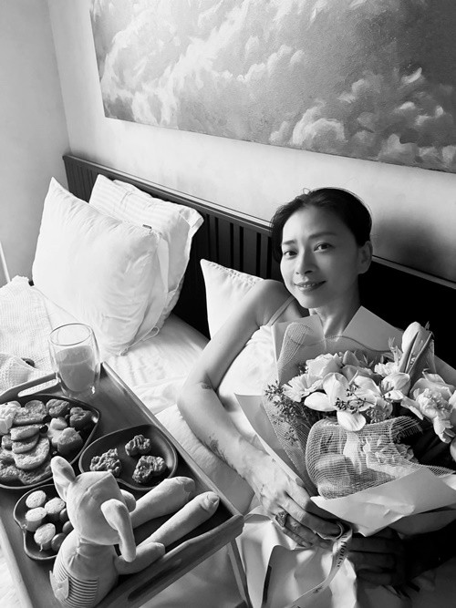 Trước đó, vào valentine 2025, Ngô Thanh Vân được Huy Trần tặng hoa và bữa ăn sáng. "Cảm ơn chồng vì những điều tinh tế đáng yêu mà đem đến cho vợ nhiều hạnh phúc hơn bất cứ thứ quà cáp xa xỉ nào… Sáng sớm mở nhạc hát ta nói… làm bà vợ chưa biết chuyện gì đang xảy ra. Happy Valentine chồng yêu”, Ngô Thanh Vân dành lời ngọt ngào cho chồng.