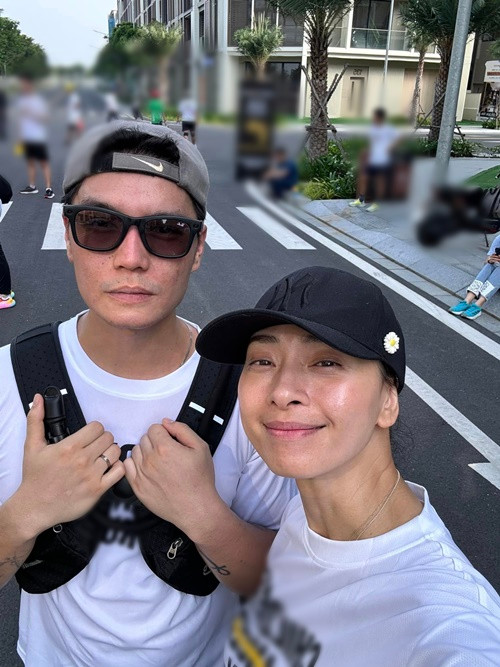 Cuộc sống vợ chồng son của cặp đôi chênh nhau 11 tuổi luôn nhận được sự quan tâm của nhiều khán giả.