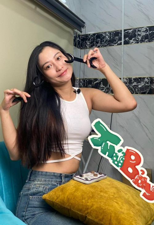 Năm 2024, Chân Chân bị đồn hẹn hò nghệ sĩ Việt Anh. Phía nam diễn viên chia sẻ trên Tiền Phong, ông vẫn độc thân và Chân Chân là bạn của học trò. Đến tháng 1/2025, nghệ sĩ Việt Anh và Chân Chân xác nhận hẹn hò. Ảnh: FB Chân Chân.