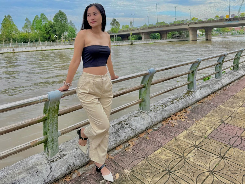 Bạn gái nghệ sĩ Việt Anh ăn mặc khá sành điệu ở đời thường. Ảnh: FB Việt Anh.