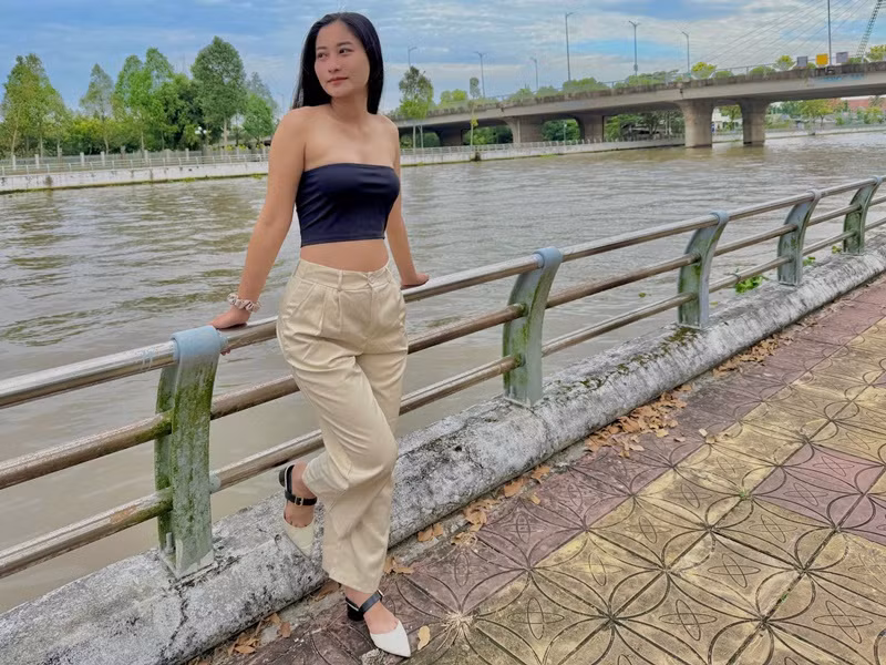 Bạn gái nghệ sĩ Việt Anh ăn mặc khá sành điệu ở đời thường. Ảnh: FB Việt Anh.