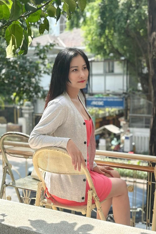 Bạn gái nghệ sĩ Việt Anh trẻ trung, gợi cảm hơn sau khi "dao kéo". Ảnh: FB Chân Chân.