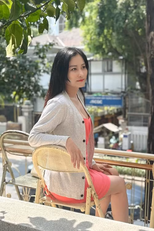 Bạn gái nghệ sĩ Việt Anh trẻ trung, gợi cảm hơn sau khi "dao kéo". Ảnh: FB Chân Chân.