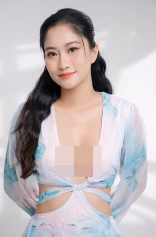 Mới đây, Chân Chân - bạn gái NSND Việt Anh đăng tải hình ảnh ăn mặc táo bạo. Có vẻ như sau khi chỉnh sửa vòng một, Chân Chân tự tin hơn khi diện trang phục gợi cảm. Ảnh: FB Chân Chân.