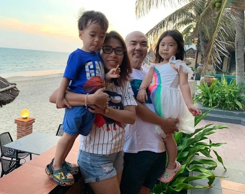 Quốc Thuận lập gia đình năm 2014. Vợ nam MC tên Mai Liên. Theo Znews, Mai Liên là biên tập, sản xuất các bộ phim truyền hình và điện ảnh như: Quý tử bất đắc dĩ, Đích tôn độc đắc, Hoa cúc vàng trong bão... Ảnh: Znews.