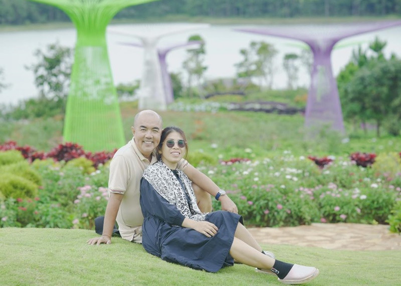 Quốc Thuận từng viết trên trang cá nhân: "Người yêu dấu của tui, đã đi cùng nhau 1 thập kỷ rồi. Giờ thêm mấy thập kỷ nữa hé, chút hai đứa mình đi lên Sài Gòn, dọc đường anh mua một chậu bông tặng cưng nhân ngày tình yêu". Ảnh: FB Quốc Thuận.