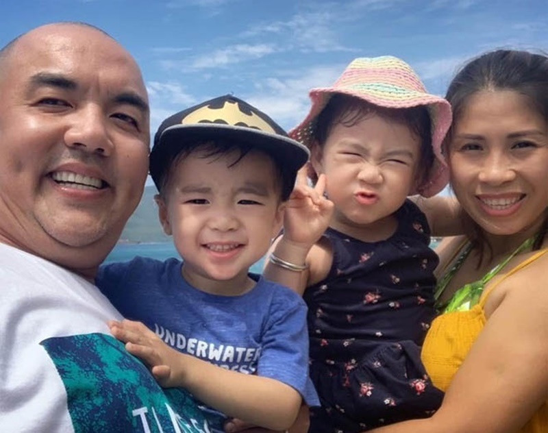 Vợ chồng Quốc Thuận có hai con chung. Theo HTV, cô con gái đầu lòng của nam MC Vợ chồng son sinh năm 2014 có biệt danh là Kẹo. Cậu con trai thứ hai của Quốc Thuận chào đời năm 2017, có biệt danh là Nước Ngọt. Ảnh: Dân Việt.