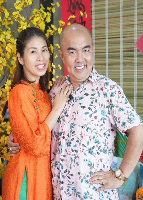 Trên trang cá nhân, nam MC Vợ chồng son thường xuyên đăng ảnh tình tứ bên vợ đồng thời dành cho bạn đời lời ngọt ngào. Ảnh: FB Quốc Thuận.