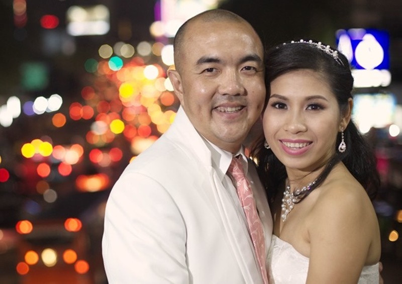 Mới đây, trên trang cá nhân, nghệ sĩ Quốc Thuận viết: "Vợ mới méc vừa đi xem một bộ phim Tết nhạt nhẽo, đơn điệu, vô tri mà không hiểu sao nó win. Tiếc tiền, đừng đi xem mất thời gian. Đừng ai hỏi em phim tên gì nha". Nhanh chóng, nhiều cư dân mạng đặt nghi vấn vợ chồng Quốc Thuận ám chỉ phim Bộ tứ báo thủ của Trấn Thành ra rạp dịp Tết. Ảnh: Znews.