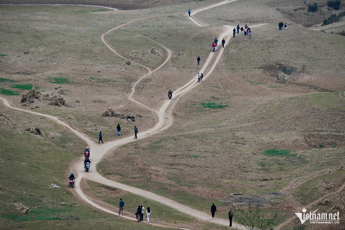 Nhiều ô tô, xe máy đi lại khiến lối ra vào núi Thủng trở thành những con đường mòn xẻ rãnh uốn lượn thú vị.