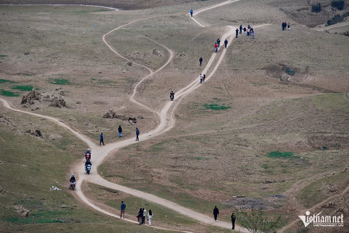 Nhiều ô tô, xe máy đi lại khiến lối ra vào núi Thủng trở thành những con đường mòn xẻ rãnh uốn lượn thú vị.