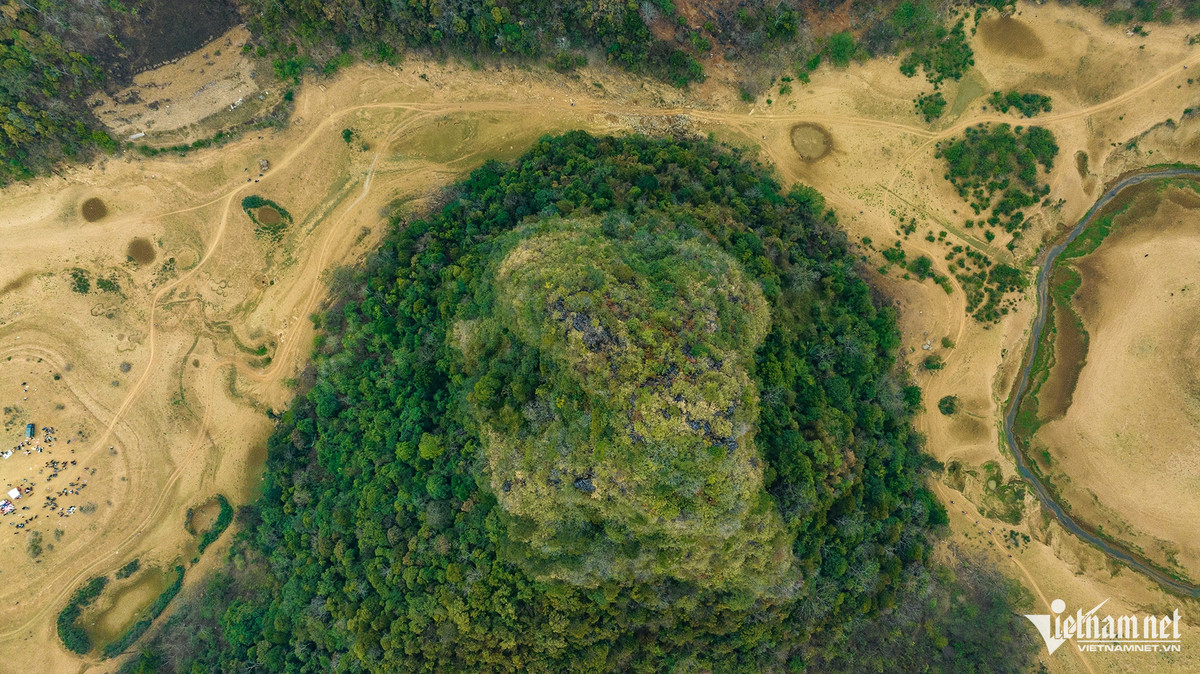 Quanh ngọn núi có các hồ liên thông với các dòng chảy trên bề mặt hoặc dòng chảy ngầm. Nhờ đó mực nước các hồ có thể thay đổi theo mùa, đôi khi rất đột ngột, chỉ trong một khoảng thời gian nước ào ạt dâng lên hay rút cạn sạch.
