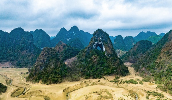 Núi Thủng (hay còn gọi là Mắt Thần Núi) nằm ở xóm Bản Danh, xã Quốc Toản, huyện Trà Lĩnh và thuộc Công viên Địa chất Cao Bằng.