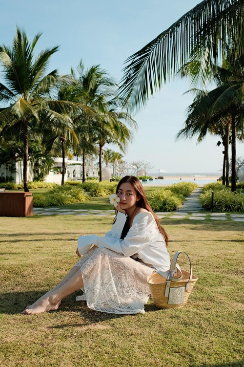 Người đẹp sinh năm 2000 có gu thời trang đi biển được đánh giá cao.