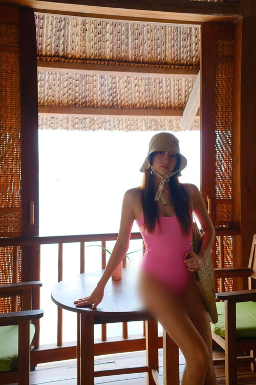 Áo tắm một mảnh tôn đường cong hình thể nuột nà của Lương Thùy Linh.