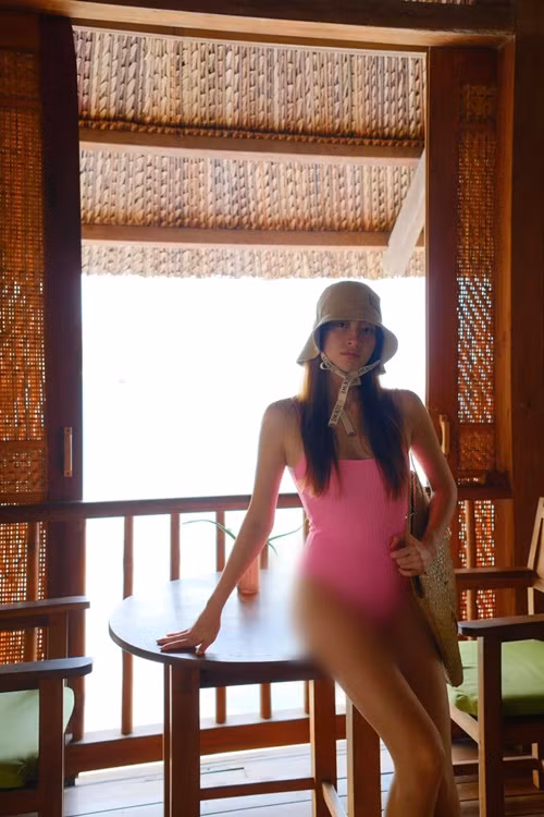 Áo tắm một mảnh tôn đường cong hình thể nuột nà của Lương Thùy Linh.