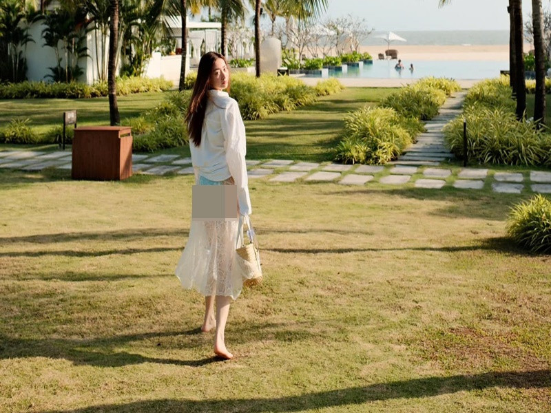 Nàng hậu diện áo tắm, phối cùng sơ mi trễ nải và chân váy ren xuyên thấu.