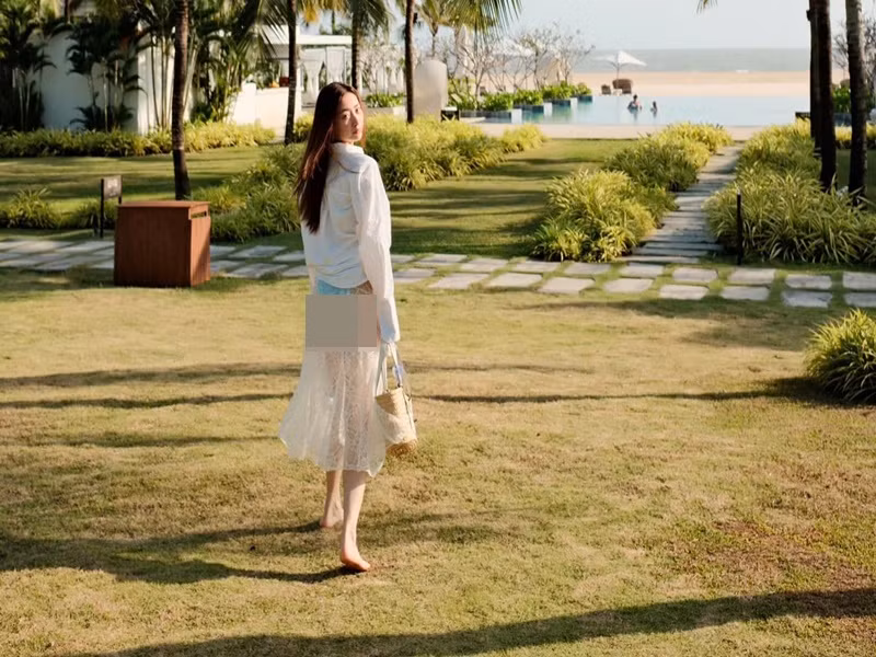 Nàng hậu diện áo tắm, phối cùng sơ mi trễ nải và chân váy ren xuyên thấu.