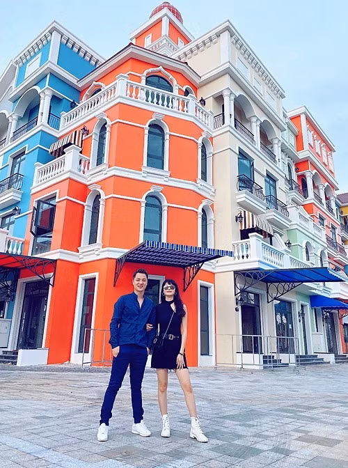 Năm 2020, Thủy Anh được Đăng Khôi tặng hai căn shophouse trị giá 40 tỷ đồng ở Phú Quốc.