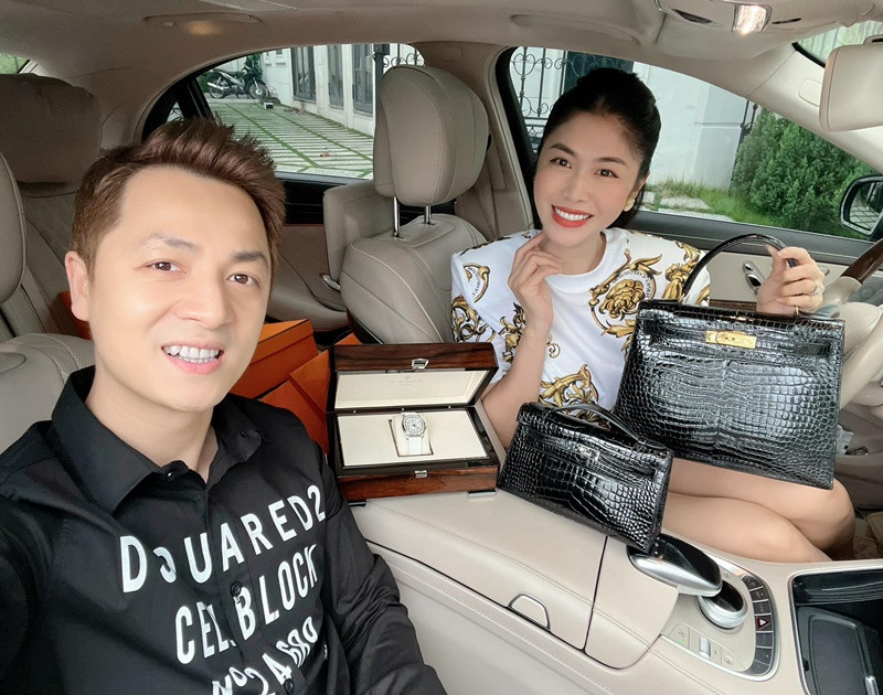 Dịp sinh nhật Thủy Anh năm 2022, Đăng Khôi tặng vợ 1 chiếc đồng hồ thương hiệu xa xỉ và 2 túi hiệu, tổng trị giá khoảng 5 tỷ đồng.