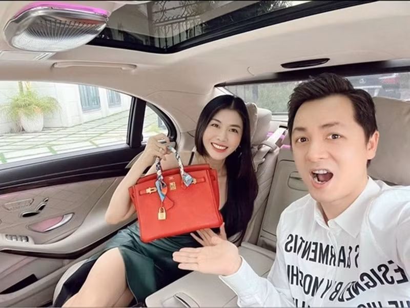 "Anh nguyện yêu em đến hết đời này. Năm nay, Valentine chồng tặng vợ món quà nhỏ xinh màu đỏ rực thay cho tình yêu mãnh liệt của chồng", Đăng Khôi nhắn nhủ vợ.