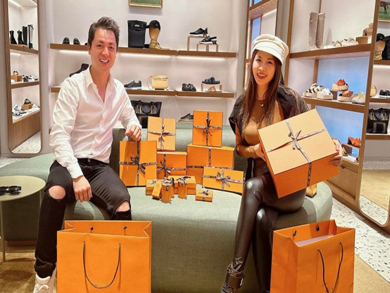 Ngày 20/10/2023, Đăng Khôi tặng vợ túi hiệu hơn 1 tỷ đồng.