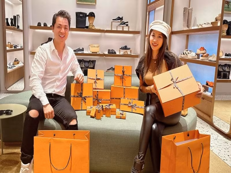 Ngày 20/10/2023, Đăng Khôi tặng vợ túi hiệu hơn 1 tỷ đồng.