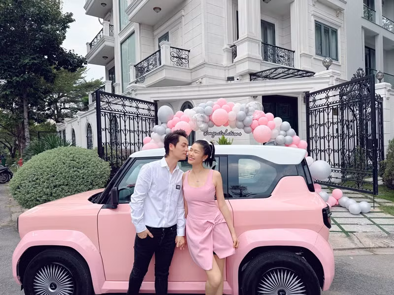 Trên trang cá nhân, Đăng Khôi vừa khoe quà Valentine sớm cho Thủy Anh. Nam ca sĩ tặng túi hiệu và xe hơi cho vợ.