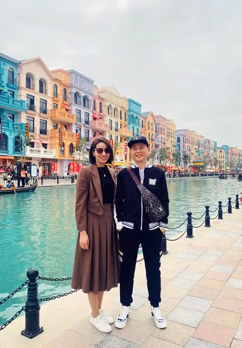 Mai Huế từng hài hước cho biết, để chiều ý vợ, Tùng Dương bán những đôi giày hiệu không sử dụng đến.