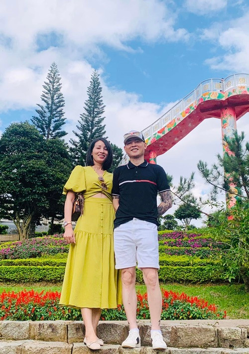 Sau đám cưới, vợ chồng Tùng Dương thường xuyên đi du lịch, ra ngoài ăn uống.