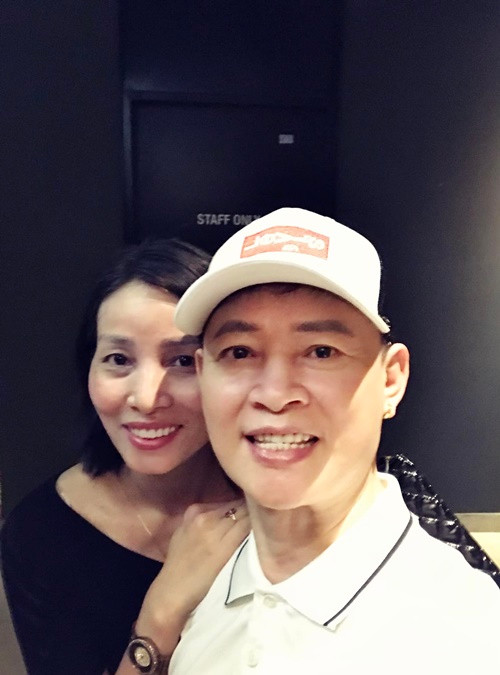 "Khi bạn có đam mê về giày thì gầm giường và gầm ghế sofa cũng đầy chứ đừng nói là tủ giày. Đang bị vợ bắt bán bớt đi không chật nhà, vì cứ thỉnh thoảng lại vác một đôi mới về là đau đầu về chỗ để, nên phải thanh lý những đôi cũ đi. Dự định tối nay ảnh đăng bán thêm vài đôi nữa theo lệnh của tui", vợ Tùng Dương viết trên trang cá nhân.