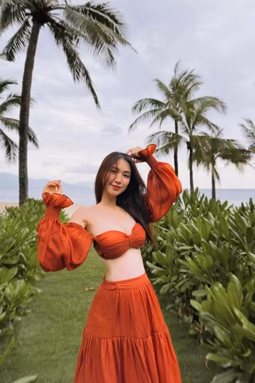 Gương mặt lẫn vóc dáng của Hòa Minzy đều thăng hạng sau nhiều năm cô vào showbiz.