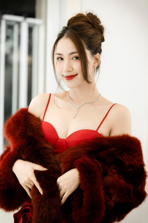 Gương mặt của Hòa Minzy trông khác lạ do trang điểm. Nữ ca sĩ từng làm clip tẩy trang để xóa bỏ lớp makeup ảo diệu do các chuyên gia trang điểm đã tạo nên.