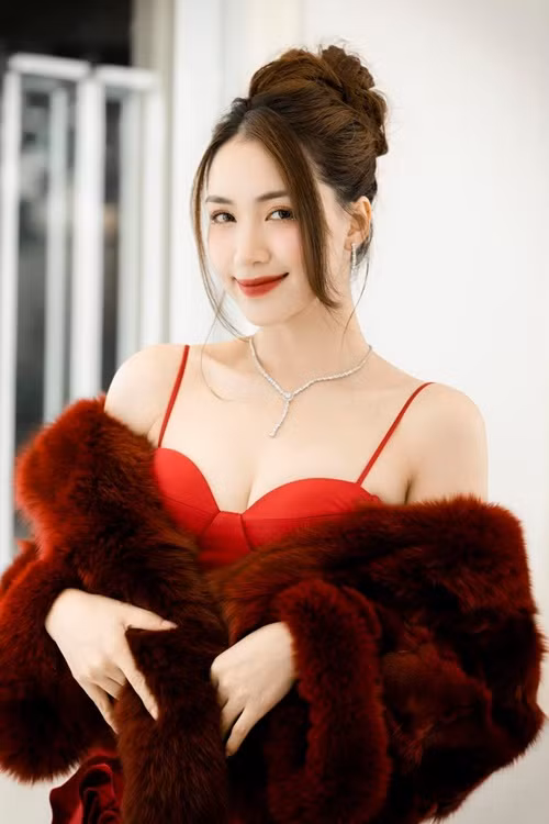 Gương mặt của Hòa Minzy trông khác lạ do trang điểm. Nữ ca sĩ từng làm clip tẩy trang để xóa bỏ lớp makeup ảo diệu do các chuyên gia trang điểm đã tạo nên.