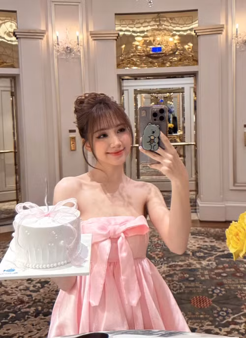 Giọng ca Không thể cùng nhau suốt kiếp tự tin với các góc chụp cận cảnh gương mặt.