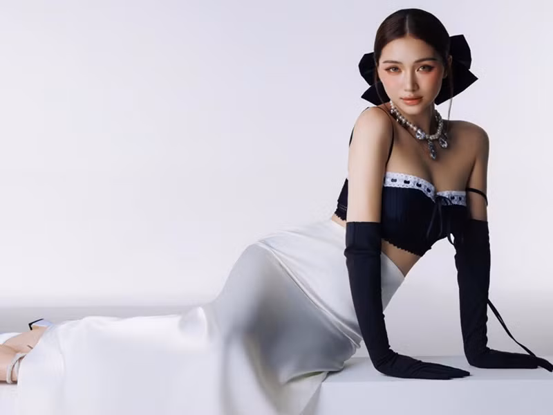 Cô khoe thần thái cùng nhan sắc không kém cạnh bất kỳ mỹ nhân nào.